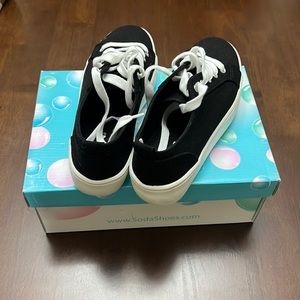 Size 7.5 Black platform sneakers! SodaShoes!